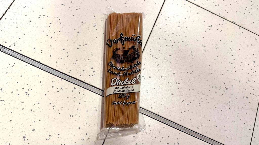 Getestet: Eine Packung Dinkel-Spaghetti liegt auf einem Fliesenboden.