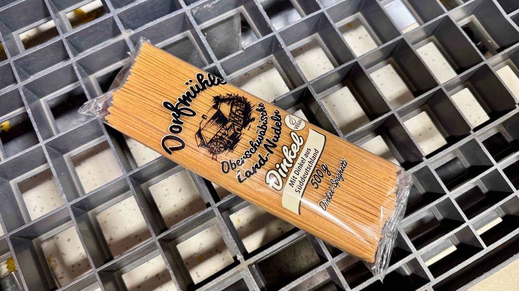 Auf der durchsichtigen Verpackung von Dinkel-Spaghetti im Test stehen Informationen zum Inhalt.
