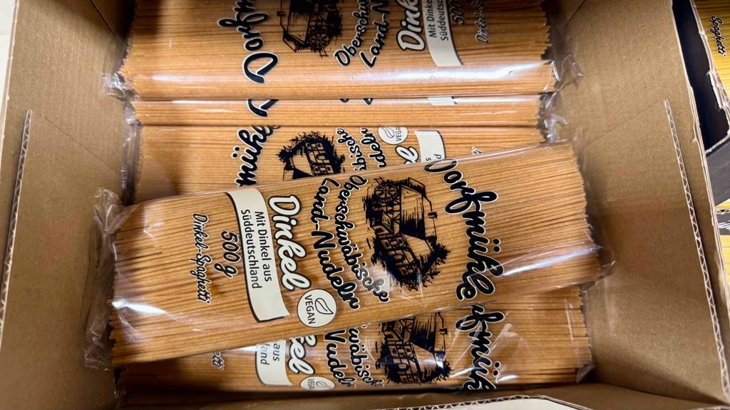 Mehrere Packungen Dinkel-Spaghetti liegen zum Testen in einem Karton.