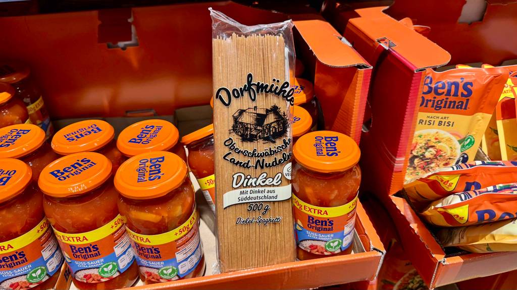 Dinkel-Spaghetti im Test: Eine Packung steht inmitten eines Kartons mit vielen fertigen Saucen.