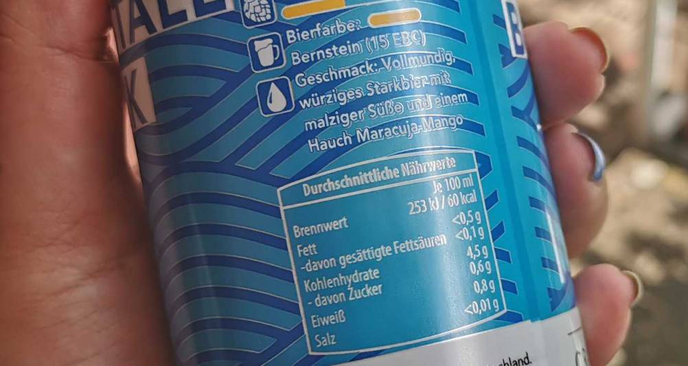 Dosenbier getestet: Nahaufnahme der Nährwerte auf der Rückseite der Dose.
