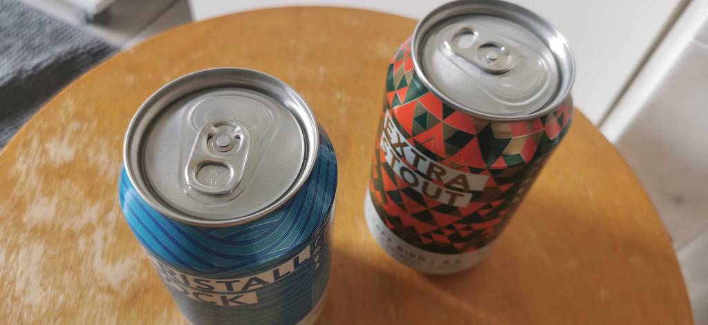 Zwei Dosenbiere verschiedener Stärke.