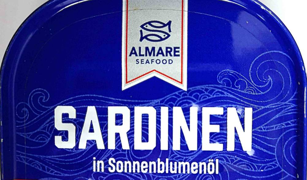 Dosenfisch im Test: Nahaufnahme des Logos und der Artikelbezeichnung auf der Dose.