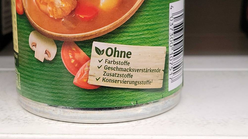 Dosengulasch-Test: Nahaufnahme der Informatioen auf der Vorderseite der Dose.