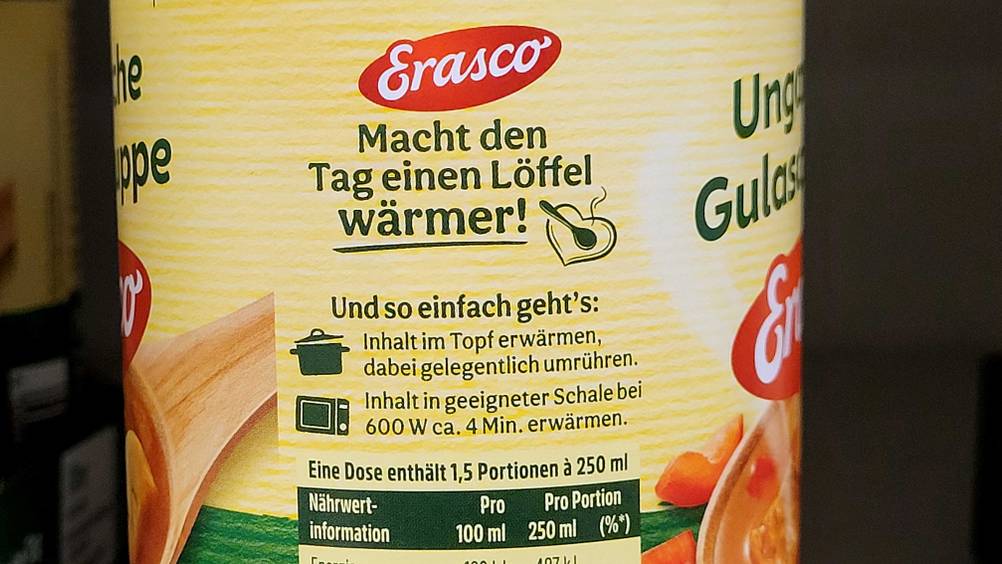 Dosengulasch im Test: Nahaufnahme der Zubereitungsanleitung auf der Dose.