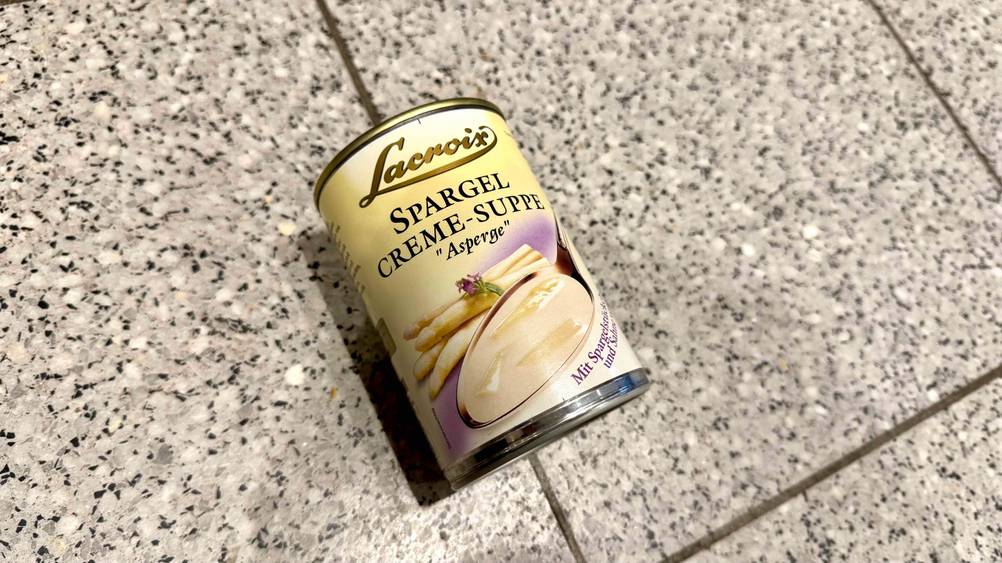 Getestet: Eine Dosensuppe auf einem Fließenboden liegend.