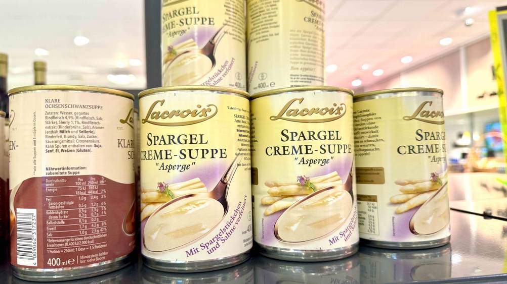 Dosensuppe im Test: Mehrere Dosen auf einem Regal gestapelt.