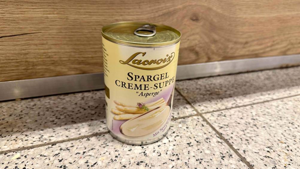 Dosensuppe getestet: Eine Dose von schräg oben auf einem Fließenboden.