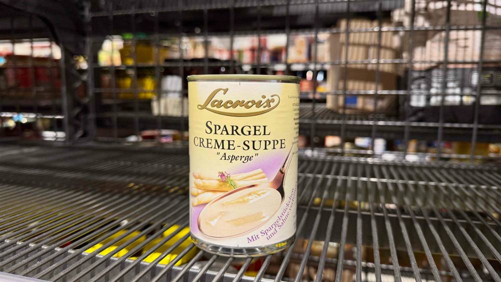 Auf einem Gitter steht eine getestete Dosensuppe.