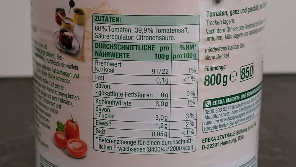 Nahaufnahme der Nährwerttabelle auf der Rückseite der getesteten Dosentomaten.