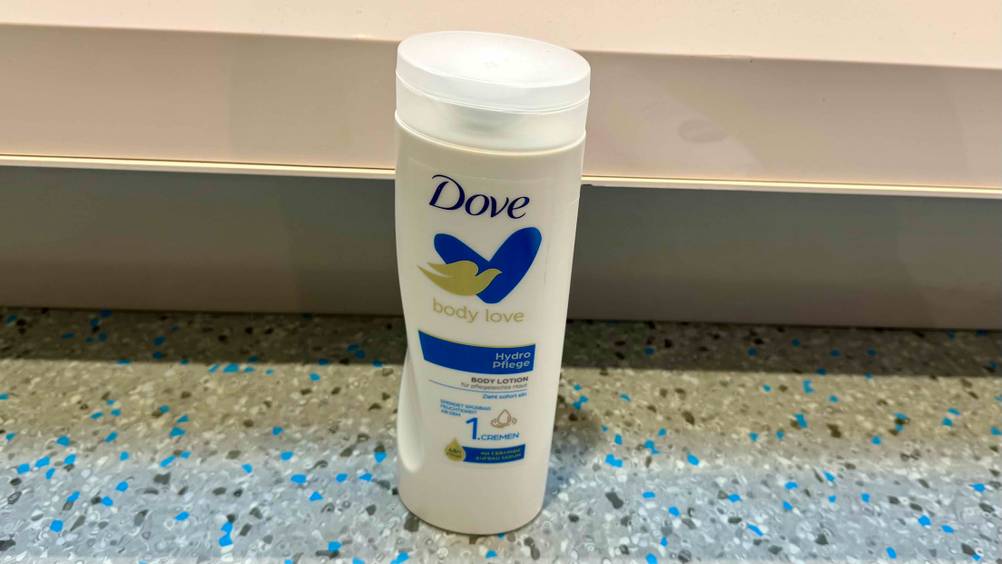 Vor einer hellen Fläche steht eine Flasche der getesteten Dove-Bodylotion.