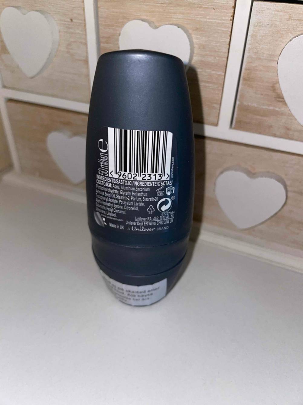Im Test: Rückseite eines Deo-Rollers für Herren vor einer kleinen Holzbox.