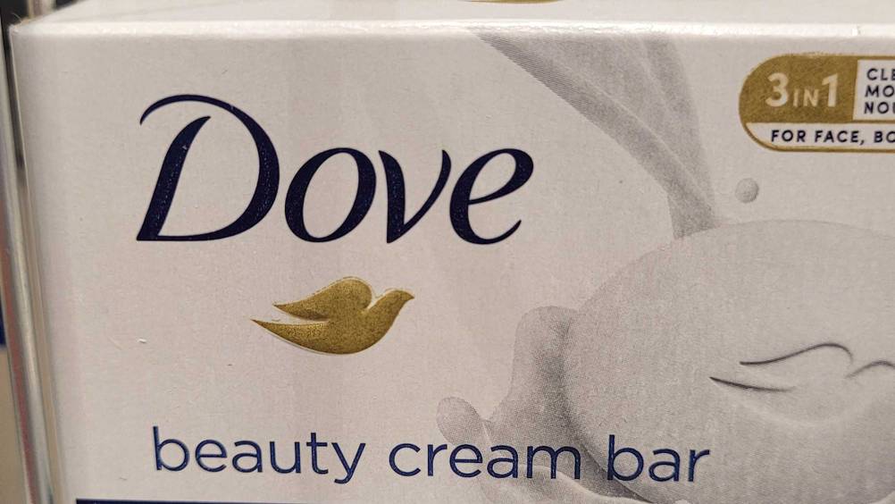 Dove-Seife getestet: Nahaufnahme der Verpackung mit Logo.
