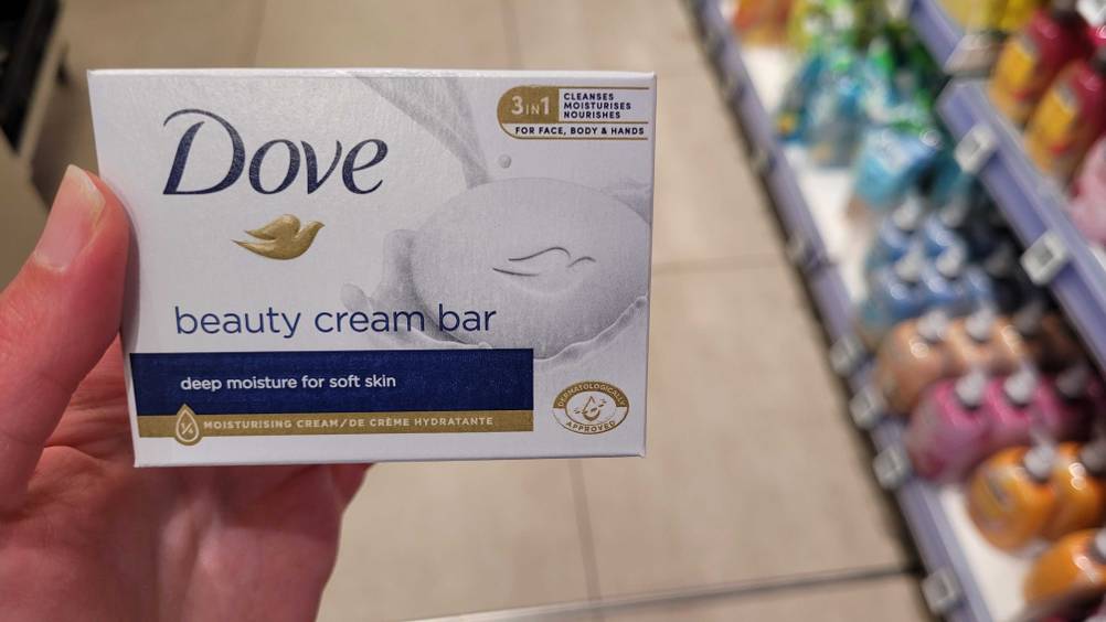 Eine Hand hält die getestete Dove-Seife hoch.
