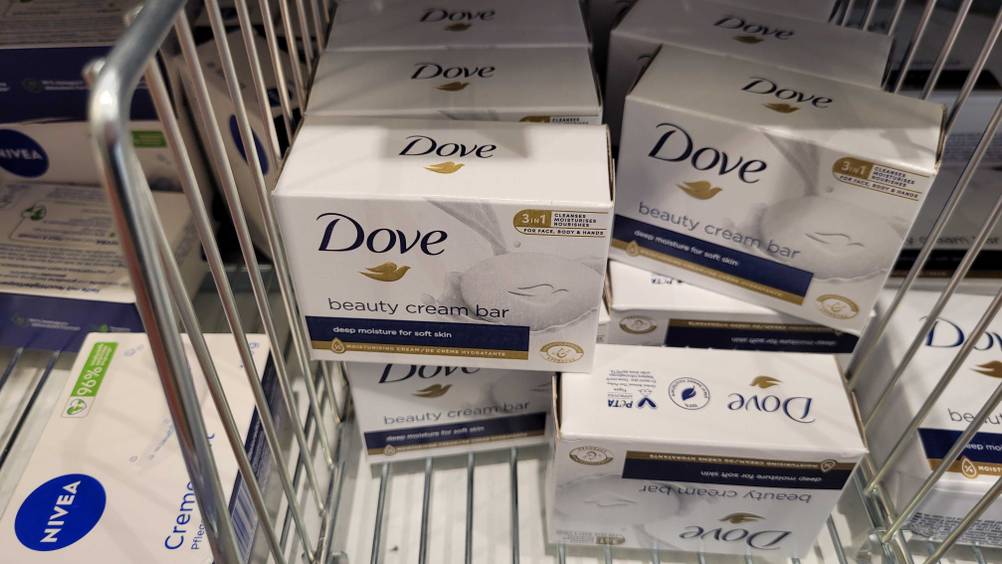 Mehrere Dove-Seifen im Test von schräg vorne in einem Gitterkorb.
