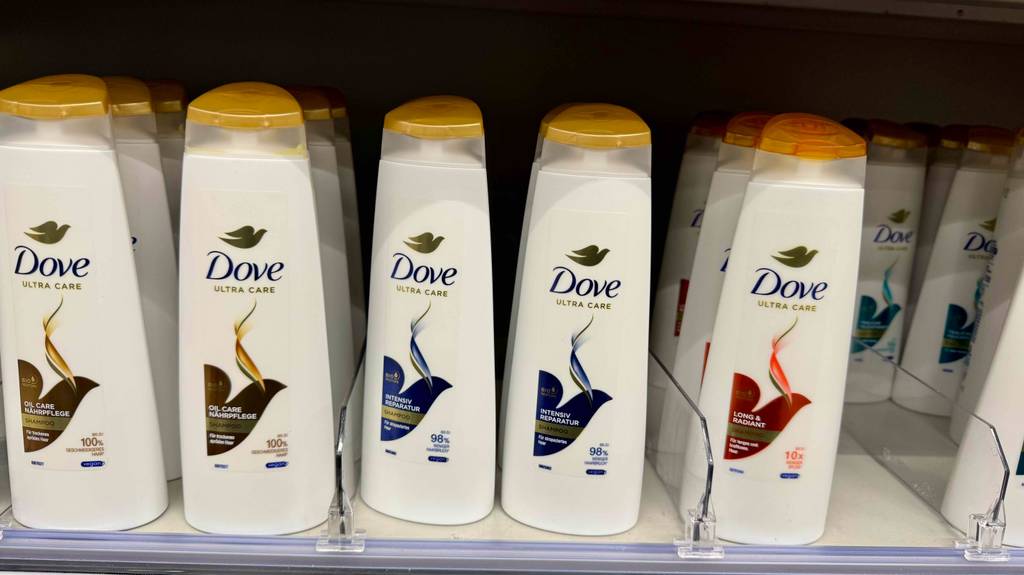 Getestet: Das Shampoo von Dove in weißen Quetschflaschen befindet sich auf einem Verkaufsregal.