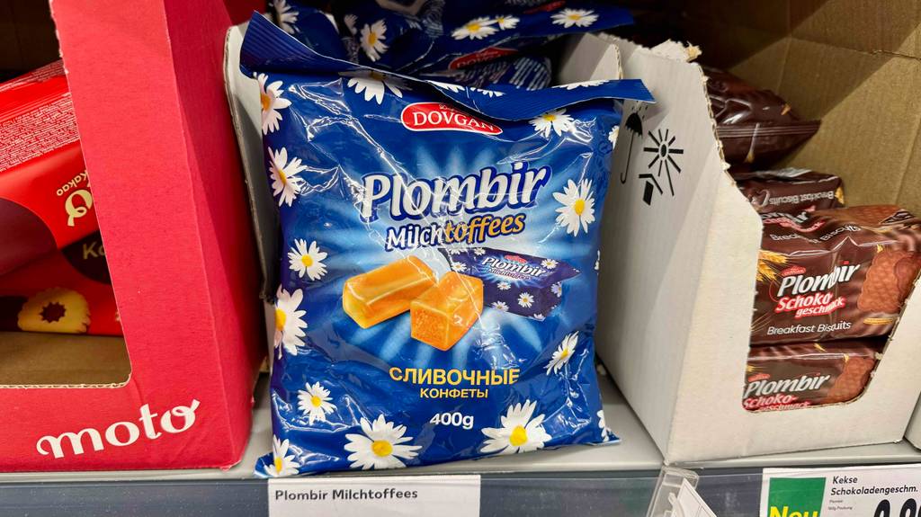 Getestete russische Süßigkeiten in der 400-g-Packung befinden sich neben weiteren Süßigkeiten in einem Verkaufsregal.