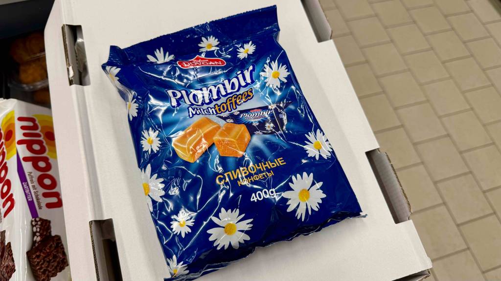 Russische Süßigkeiten im Test: Eine 400-g-Packung mit »Milchtoffees« liegt auf einem weißen Karton.