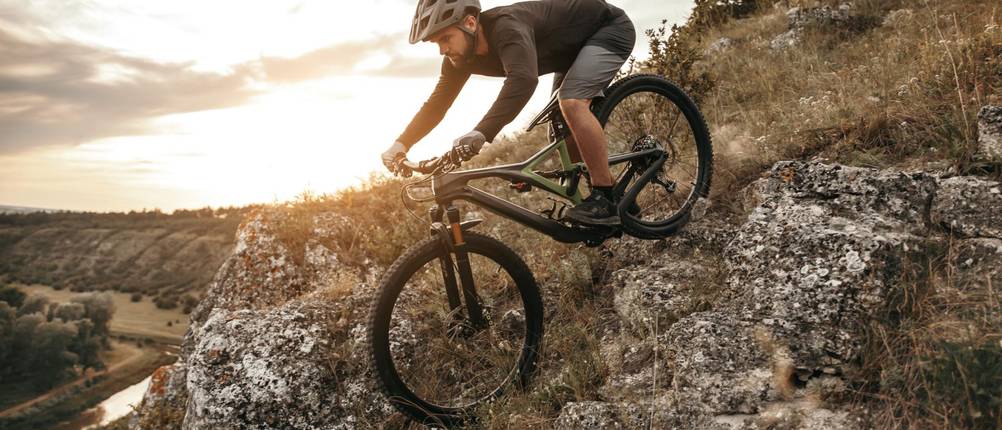Downhill Federgabel Test: Downhill-Fahrer fährt bergabwärts.