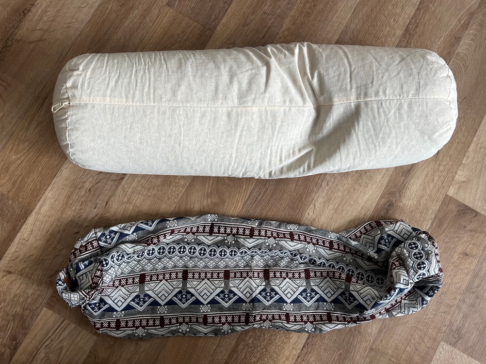 Yoga-Bolster-Test: Bolster mit Bezug auf Boden.
