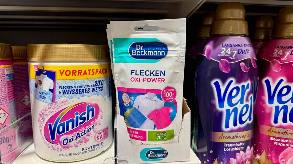 Im Test: Fleckensalz im wiederverschließbaren Beutel von Dr. Beckmann steht neben Waschmitteln in einem Verkaufsregal.