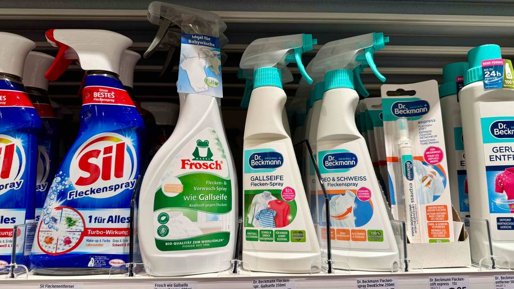 Fleckensprays im Test: Mehrere Sprühflaschen stehen nebeneinander im Verkaufsregal.