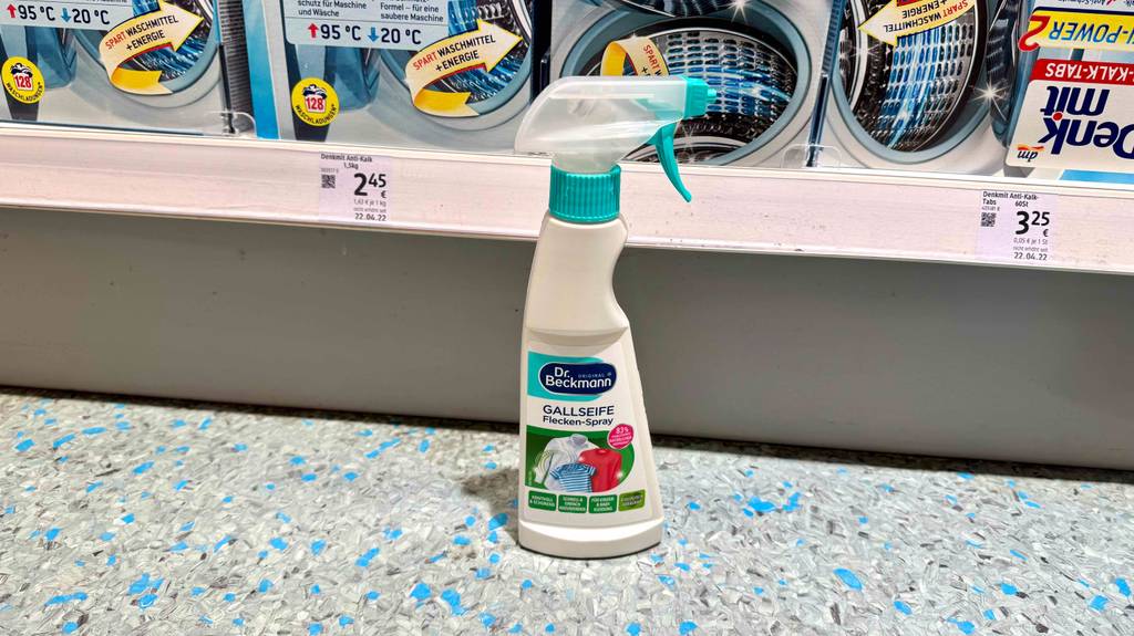 Getestetes Fleckenspray in der Sprühflasche steht auf dem Boden.