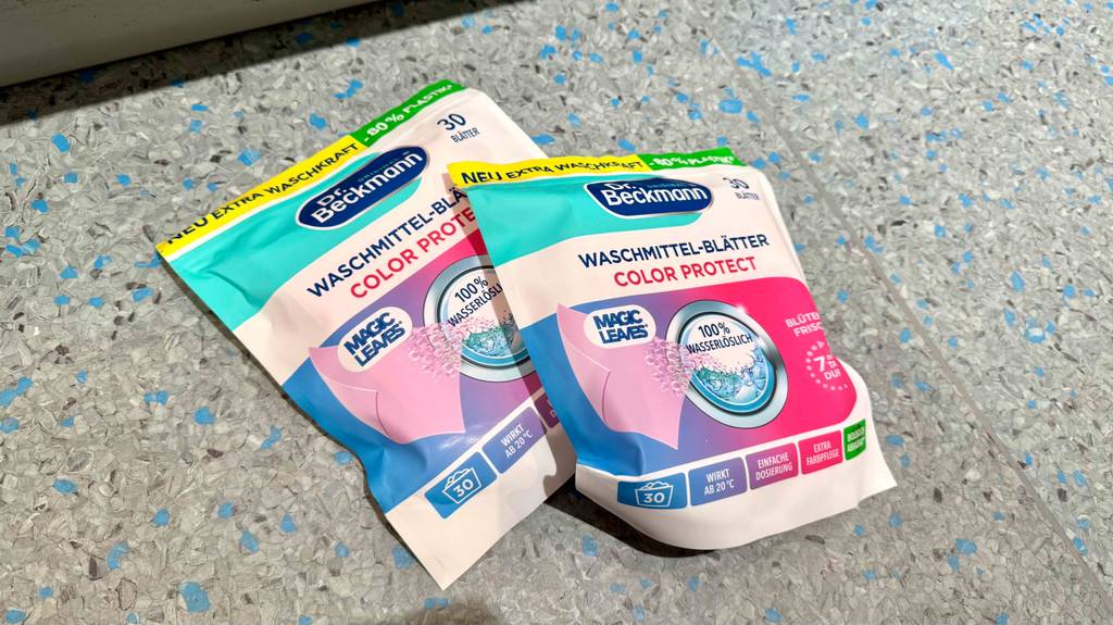 Waschmittel-Blätter im Test: Zwei wiederverschließbare Packungen für 30 Wäschen liegen auf dem Boden.