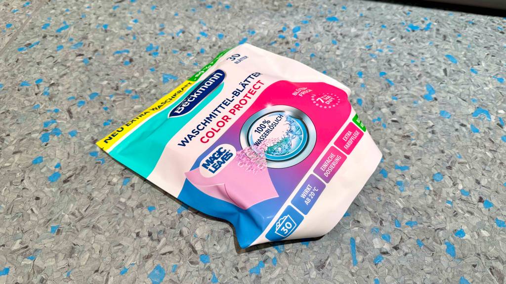 Waschmittel-Blätter-Test: Eine wiederverschließbare Packung für 30 Anwendungen liegt auf dem Boden.