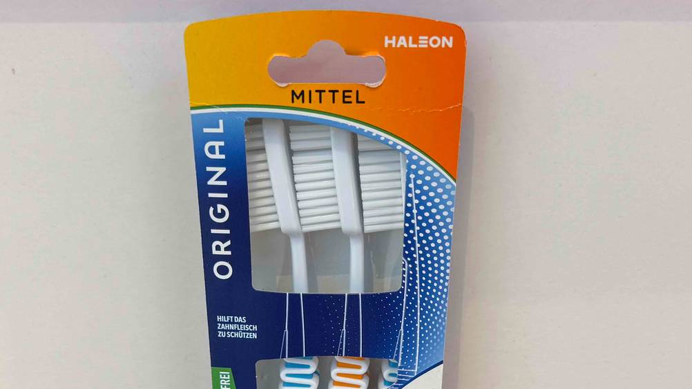 Dr.-Best-Zahnbürste im Test: Nahaufnahme der Bürstenköpfe im Sichtfenster der Verpackung.