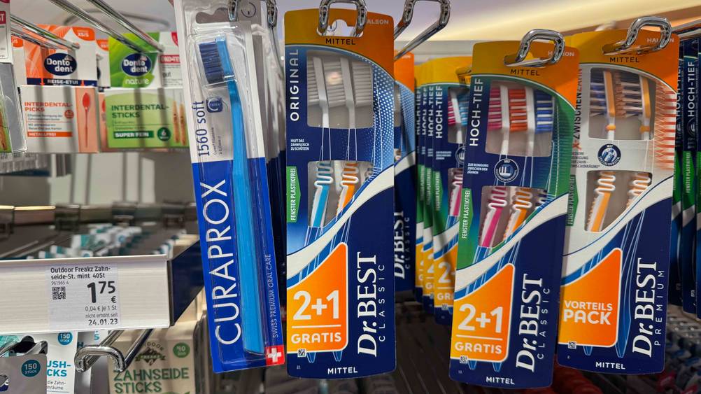Dr.-Best-Zahnbürste getestet: Mehrere Packungen hängen in einem Verkaufsregal.