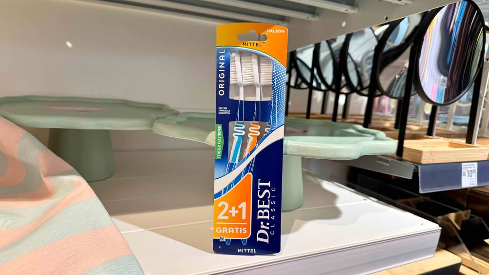 Eine Packung der Dr.-Best-Zahnbürste im Test in einem Regal stehend.