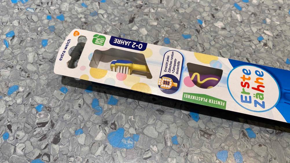 Nahaufnahme des Bürstenkopfes einer verpackten, extra weichen Baby-Zahnbürste im Test.