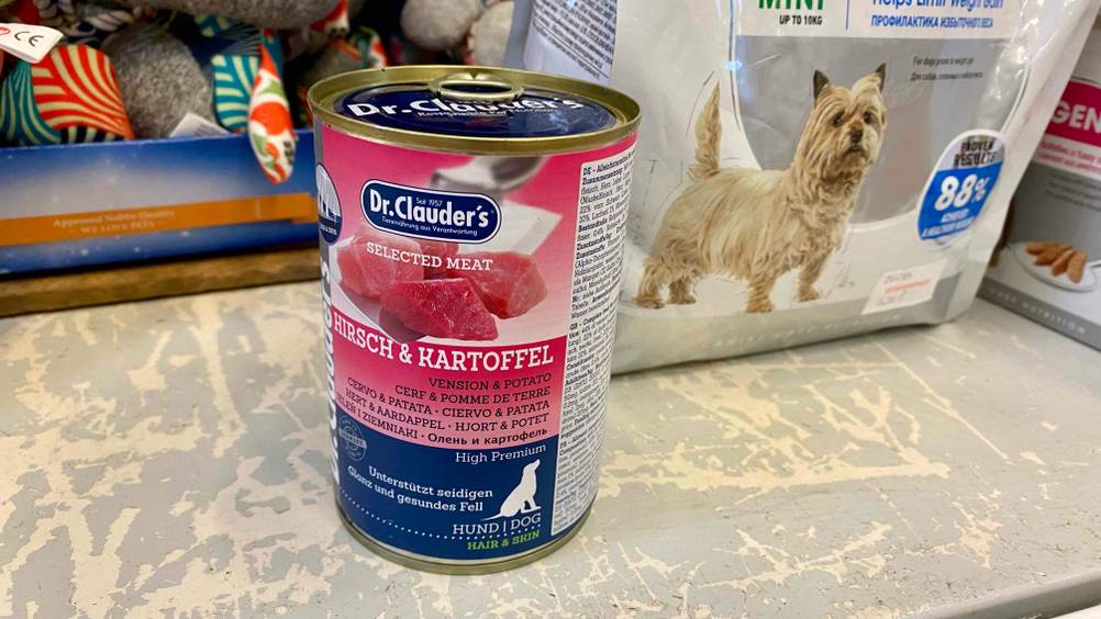 Nassfutter für den Hund im Test: Frontansicht einer Dose mit Hirsch und Kartoffel von Dr. Clauder ́s.