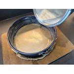 Zerkleinerter brauner Zucker wird auf den Boden der Dr. Oetker 1100 gestreut.