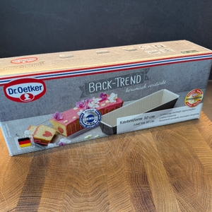 Der Karton der Dr. Oetker 4855 Brotbackform steht auf einem Holzbrett