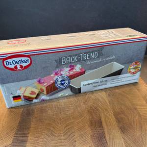 Der Karton der Dr. Oetker 4855 Brotbackform steht auf einem Holzbrett