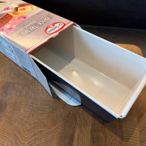 Die Brotbackform Dr. Oetker 4855 wurde halb aus dem Karton gezogen