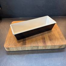 Die Dr. Oetker 4855 Brotbackform steht auf einem Holzbrett