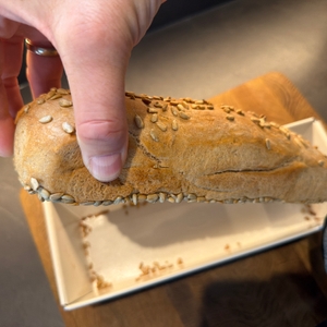 Eine Hand entfernt ein fertiges Brot aus der Dr. Oetker 4855