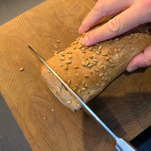 Mit einem Messer wird ein Brot aus der Brotbackform Dr. Oetker 4855 geschnitten