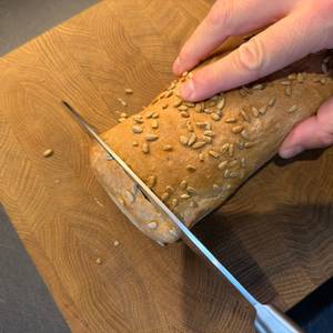 Mit einem Messer wird ein Brot aus der Brotbackform Dr. Oetker 4855 geschnitten