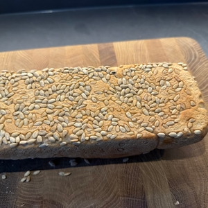 An der Unterseite von einem Brot aus der Dr. Oetker 4855 befinden sich viele Sonnenblumenkerne