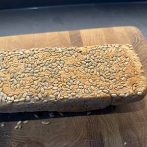 An der Unterseite von einem Brot aus der Dr. Oetker 4855 befinden sich viele Sonnenblumenkerne