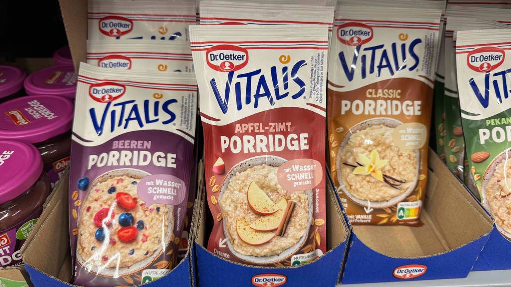 Porridge im Test: mehrere Packungen der Marke Dr. Oetker stehen in einem Regal.