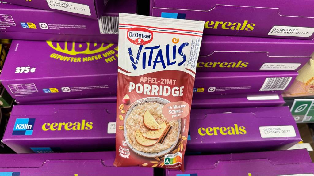 Porridge-Test: Eine Packung der Marke Dr. Oetker steht auf Verpackungen mit Hafer-Fertigprodukten.