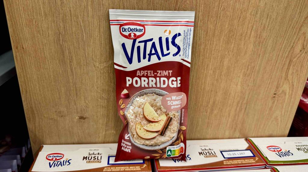 Eine Packung mit getestetem Porridge von Dr. Oetker steht auf Müsliverpackungen.