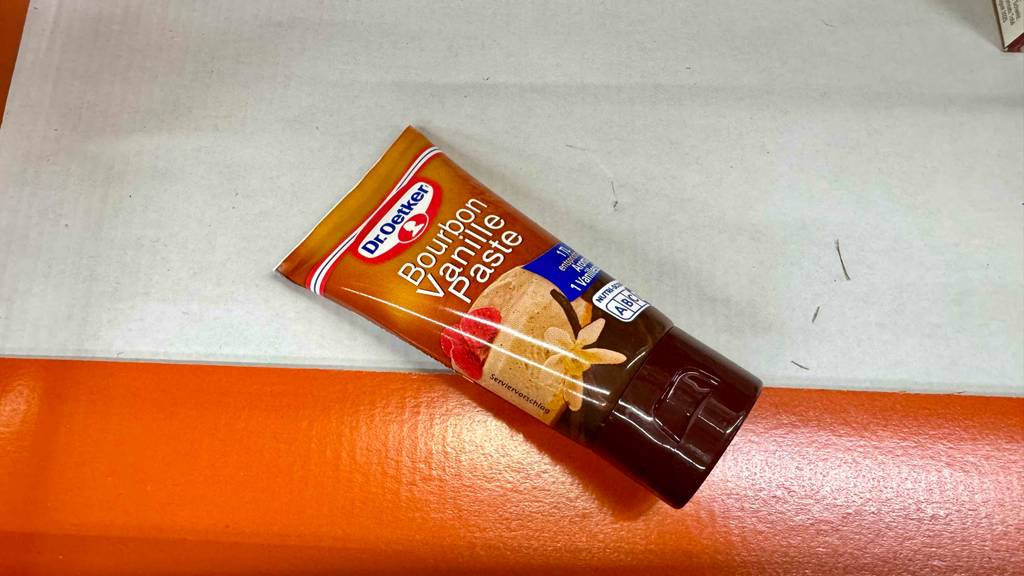 Bourbon-Vanille-Test: Eine Tube mit Paste von Dr. Oetker liegt auf einem Karton.