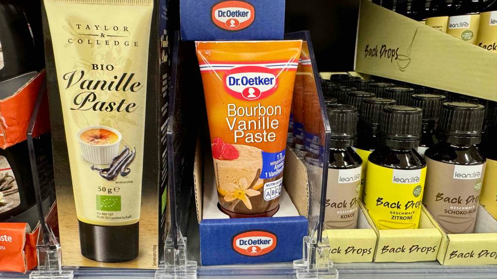 Bourbon-Vanille im Test: Eine Tube mit Paste von Dr. Oetker steht neben weiteren Geschmacksverstärkern auf einem Verkaufsregal.