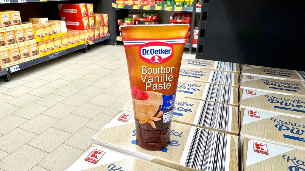 Getestet: Bourbon-Vanille als Paste in der Tube von Dr. Oetker steht auf einem Karton im Supermarkt.